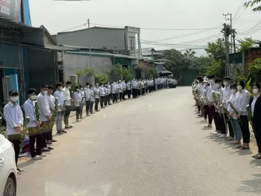 Nghẹn lòng cảnh học sinh xếp hàng dài, cầm hoa trắng tiễn biệt cô giáo lần cuối