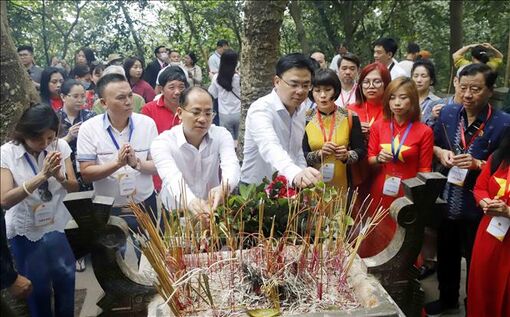 Đoàn kiều bào tiêu biểu dâng hương tưởng niệm các Vua Hùng