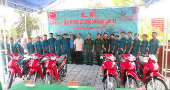 Doanh nghiệp tặng 16 xe máy cho lực lượng dân quân tuần tra huyện Tri Tôn