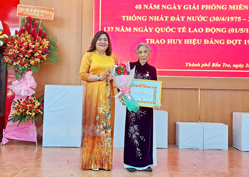 TP. Bến Tre họp mặt kỷ niệm 48 năm Ngày giải phóng hoàn toàn miền Nam, thống nhất đất nước, trao Huy hiệu Đảng đợt 19-5