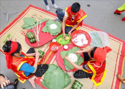 Giỗ Tổ Hùng Vương 2023: Hấp dẫn hội thi làm bánh chưng, bánh giầy