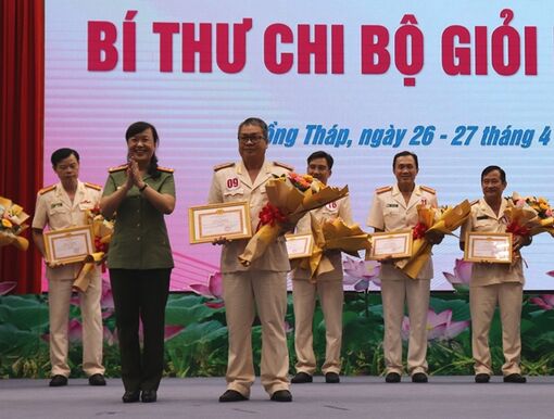 Thí sinh Huỳnh Văn Long đạt giải nhất hội thi Bí thư chi bộ giỏi trong Đảng bộ Công an tỉnh Đồng Tháp