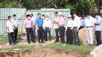 Phó Chủ tịch UBND tỉnh An Giang Trần Anh Thư khảo sát công trình trọng điểm và kiểm tra tiến độ xây dựng nông thôn mới huyện Chợ Mới