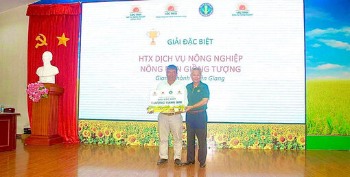 Giải đặc biệt 1 lượng vàng SJC được trao tại lễ trao giải Chương trình “Cùng nông dân bảo vệ môi trường”