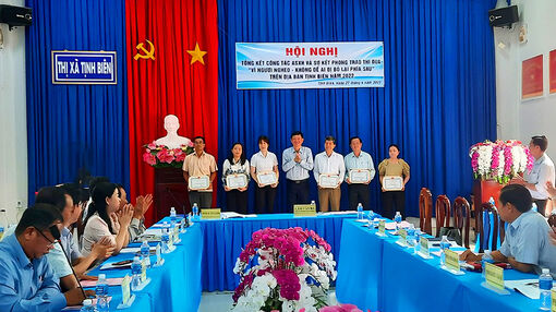Nâng chất phong trào thi đua “Vì người nghèo – Không để ai bị bỏ lại phía sau” tại TX. Tịnh Biên