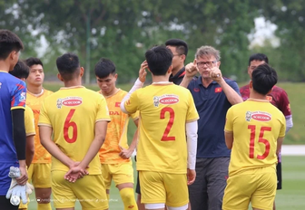 HLV Troussier loại 1 hậu vệ, 2 tiền vệ U22 Việt Nam trước trận gặp U22 Lào