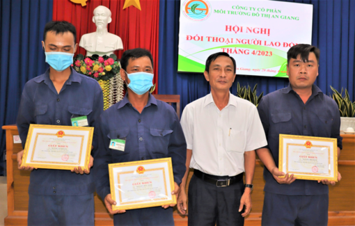 Khen thưởng đột xuất nhiều công nhân môi trường có nghĩa cử đẹp