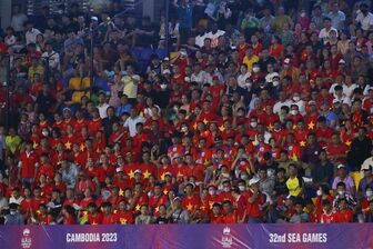 Báo Campuchia khen ngợi hành động đẹp của CĐV Việt Nam và Lào sau trận đấu tại SEA Games