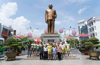 Đội xe đạp An Giang dâng hoa báo công tại tượng đài Chủ tịch Tôn Đức Thắng