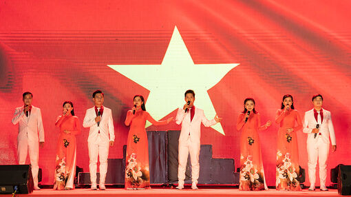 Chương trình văn nghệ chào mừng kỷ niệm Ngày giải phóng hoàn toàn miền Nam, thống nhất đất nước (30/4) và Ngày Quốc tế Lao động (1/5)