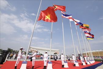 Quốc kỳ Việt Nam tung bay trong Lễ thượng cờ SEA Games 32