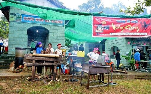 Chợ phiên 'Sắc màu Lào Cai' tại 'Ngôi nhà chung'