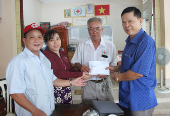 Giám đốc Công ty TNHH Đầu tư xây dựng thương mại Tấn Thắng Trần Đông Xuân trao 80 triệu đồng hỗ trợ “bếp từ thiện” và trẻ mồ côi mẹ