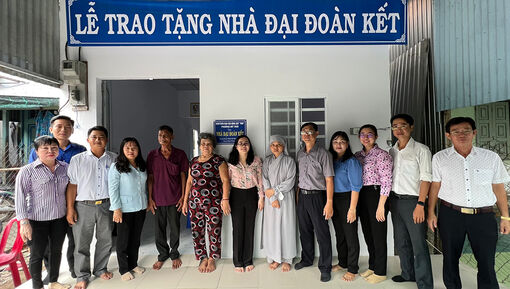 Bàn giao 2 căn nhà Đại đoàn kết cho hộ cận nghèo và hộ khó khăn ở phường Mỹ Thới
