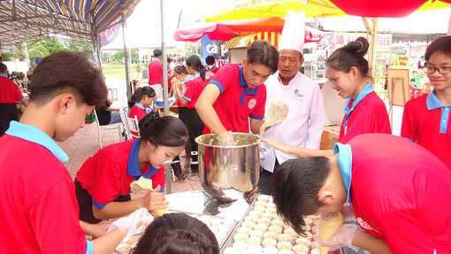 Học sinh Tri Tôn trải nghiệm làm bánh, tặng lợi nhuận hỗ trợ bạn nghèo