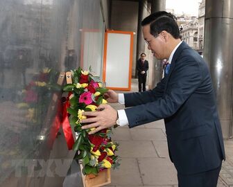 Chủ tịch nước đặt hoa tại Biển Tưởng niệm Bác Hồ ở thủ đô London