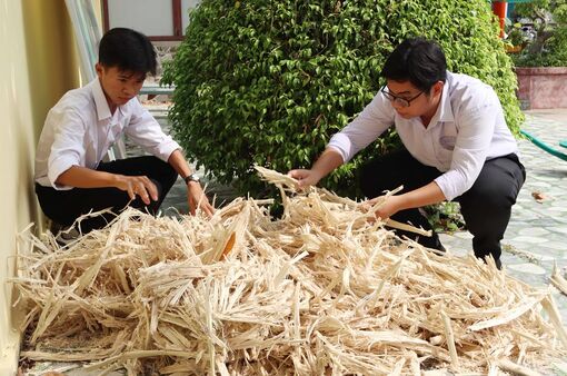 Chuyện 2 học sinh làm chậu cây ươm từ lòng yêu khoa học