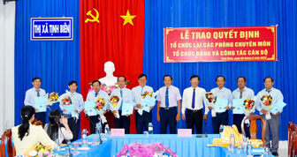 Thị ủy Tịnh Biên tổ chức lại các phòng chuyên môn, các tổ chức Đảng và trao quyết định về công tác cán bộ