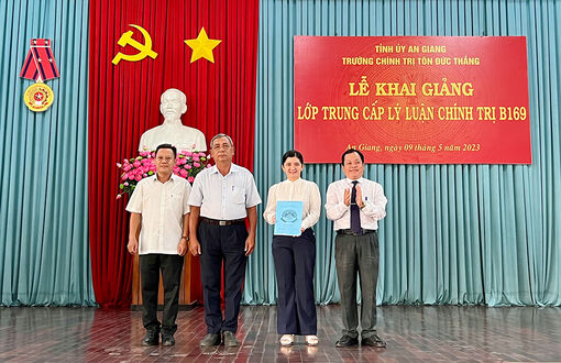 Trường Chính trị Tôn Đức Thắng khai giảng lớp Trung cấp lý luận chính trị B169
