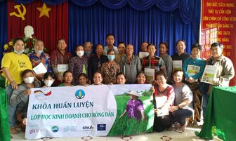 60 hội viên huyện Phú Tân hoàn thành lớp học kinh doanh cho nữ nông dân