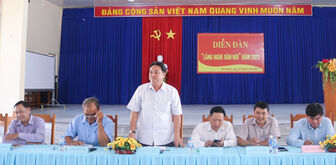Bí thư Huyện ủy Châu Thành Lê Phước Dũng lắng nghe dân nói tại xã Vĩnh Nhuận