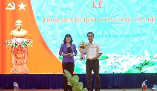 Ban Thường vụ Huyện ủy Chợ Mới trao quyết định công tác cán bộ