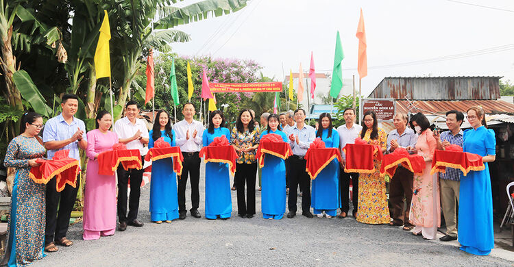 Trao nhà Đại đoàn kết cho hộ có hoàn cảnh khó khăn ở phường Mỹ Hòa và khánh thành cầu Nguyễn Đình Lê