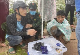 Lợi dụng mưa lớn, 2 kẻ vượt biên sang Lào mua 400 viên ma túy về sử dụng