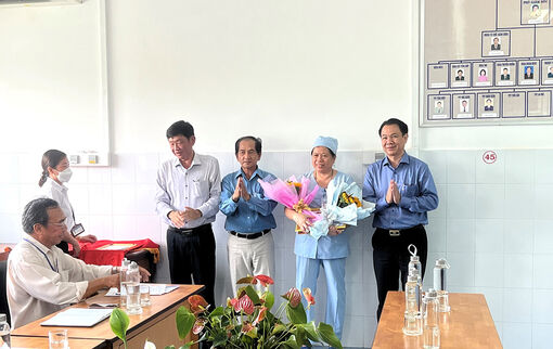 Giám đốc Sở Y tế An Giang và Phó Chủ tịch UBND TX. Tịnh Biên trao thưởng đột xuất nữ hộ lý nhặt tiền vàng trả lại bệnh nhân