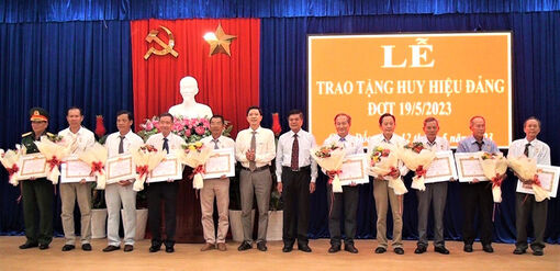 Thành ủy Châu Đốc trao Huy hiệu Đảng đợt 19/5
