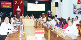 Ban Thường trực Ủy ban Trung ương MTTQ Việt Nam ủng hộ làm nhà Đại đoàn kết cho hộ nghèo của tỉnh Điện Biên