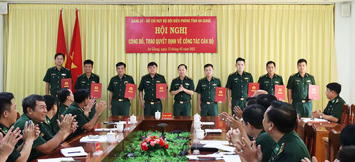 Trao quyết định 13 cán bộ, sĩ quan Bộ đội Biên phòng An Giang