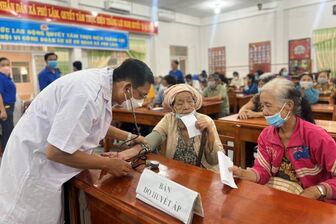 150 người nghèo huyện Phú Tân được khám bệnh, cấp thuốc miễn phí