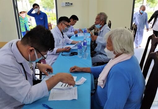 100 người dân có hoàn cảnh khó khăn ở TP. Châu Đốc được khám, cấp thuốc miễn phí