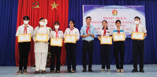 Hội đồng Đội TP. Châu Đốc họp mặt và tuyên dương 24 "Dũng sĩ nghìn việc tốt"