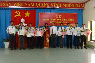 Trao Huy hiệu Đảng cho 23 đảng viên huyện Tri Tôn