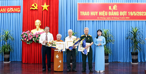 Ban Thường vụ Tỉnh ủy An Giang trao Huy hiệu Đảng đợt 19/5/2023
