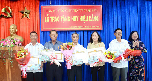 Ban Thường vụ Huyện ủy Châu Phú trao Huy hiệu Đảng đợt 19/5/2023