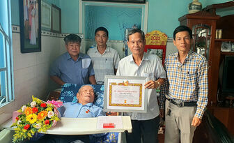 Đến nhà trao Huy hiệu Đảng cho đảng viên cao tuổi ở huyện Tri Tôn