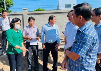 Phó Chủ tịch UBND tỉnh An Giang Nguyễn Thị Minh Thúy kiểm tra tình hình giải ngân vốn đầu tư công trên địa bàn huyện Thoại Sơn