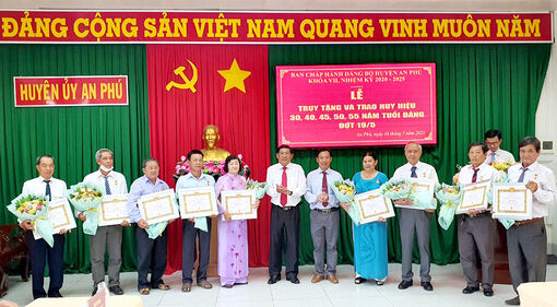 Ban Thường vụ Huyện ủy An Phú trao Huy hiệu Đảng, đợt 19/5