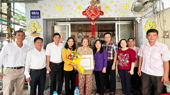 Ban Thường vụ Thành ủy Long Xuyên trao Huy hiệu Đảng tại nhà cho các đảng viên cao niên tuổi Đảng