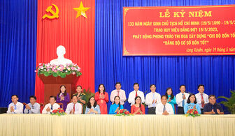 TP. Long Xuyên kỷ niệm 133 năm Ngày sinh Chủ tịch Hồ Chí Minh và trao Huy hiệu Đảng đợt 19-5