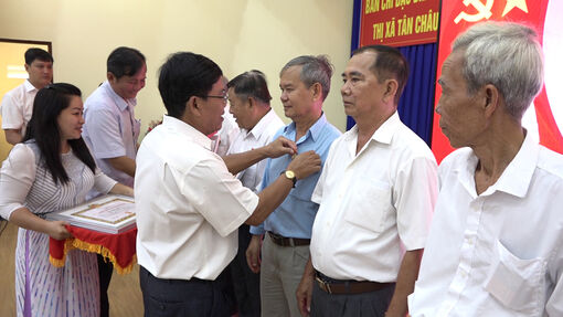 Ban Thường vụ Thị ủy Tân Châu trao Huy hiệu Đảng đợt 19/5