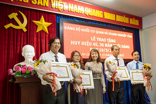 Đảng ủy Khối Cơ quan và Doanh nghiệp tỉnh An Giang trao Huy hiệu Đảng đợt 19/5/2023