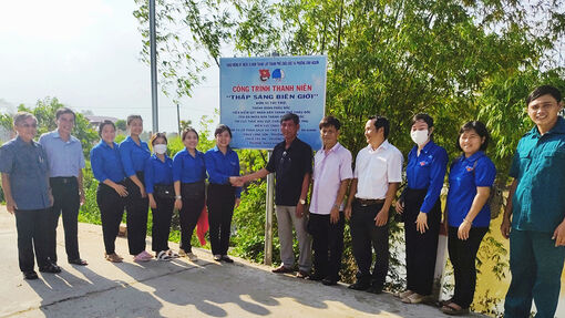 Thành đoàn Châu Đốc thực hiện công trình thành niên "Thắp sáng biên giới"
