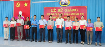 88 cán bộ công đoàn huyện Tri Tôn hoàn thành chương trình sơ cấp lý luận chính trị