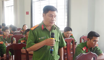 Cử tri lực lượng vũ trang huyện Tri Tôn bày tỏ ý kiến với đại biểu HĐND tỉnh An Giang