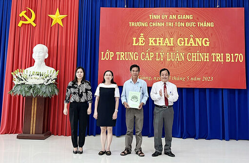 Trường Chính trị Tôn Đức Thắng khai giảng lớp Trung cấp lý luận chính trị B170