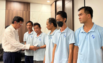 Phó Chủ tịch UBND tỉnh An Giang Lê Văn Phước trao quà cho đoàn viên, người lao động có hoàn cảnh khó khăn